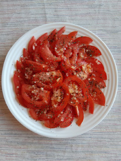 Una foto de Tomates aliñados