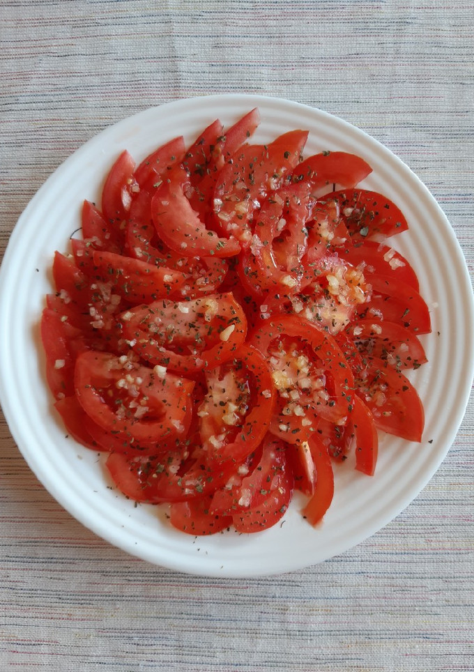 Una foto de Tomates aliñados