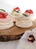 Pavlova al cocco e limone con panna al basilico e fragole