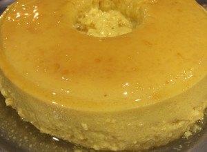 Una foto de Flan de dulce de leche con coco 🌴