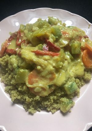 Una foto de Quinoa con verduras al curry