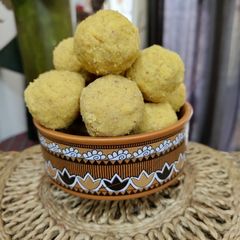 A picture of Besan ladoo.