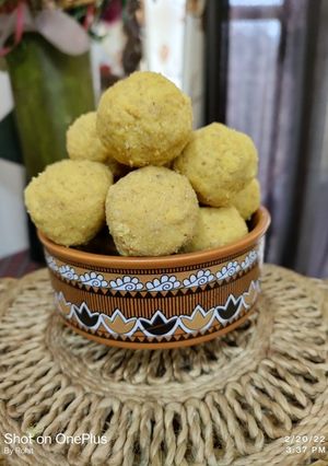 A picture of Besan ladoo.
