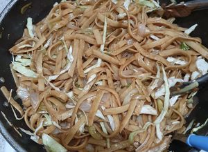 Una foto de Chow mein panda style