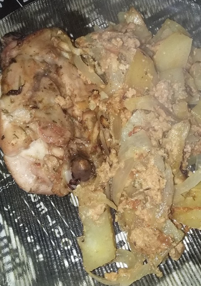 Una foto de Pollo con papas en salsa al huevo