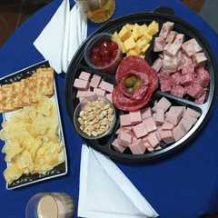 Una foto de Picada y Pizza Casera con Roquefort y Aceitunas🇺🇾🩵