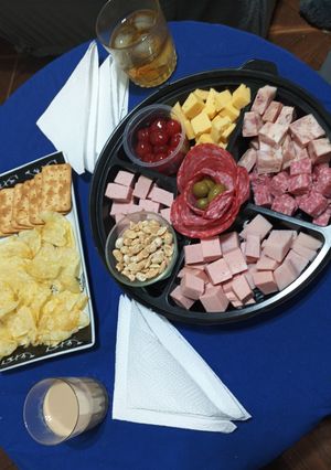 Una foto de Picada y Pizza Casera con Roquefort y Aceitunas.,🇺🇾🩵