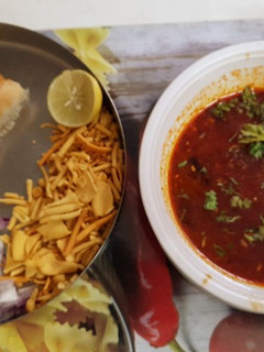 મિસલ પાવ (Misal Paav Recipe In Gujarati) રેસીપી મુખ્ય ફોટો