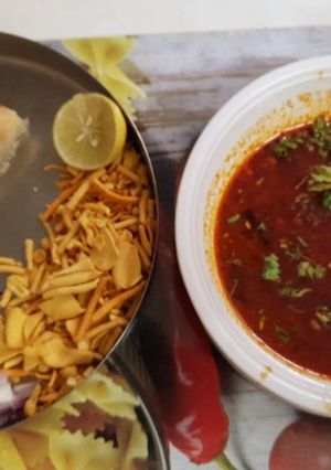 મિસલ પાવ (Misal Paav Recipe In Gujarati) રેસીપી મુખ્ય ફોટો