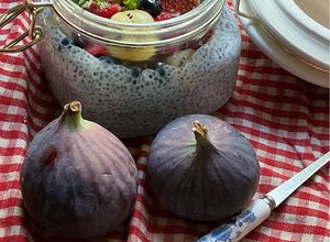 Une photo de ☕️Petit déjeuner Healthy 🍏🍎chia figues🫐🍓🍒 fruits de saison 🍇