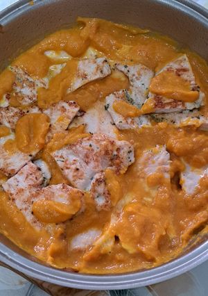 Una foto de Pechugas marinadas con salsa de zanahoria