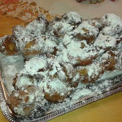 A picture of Oliebollen (dutch donuts).