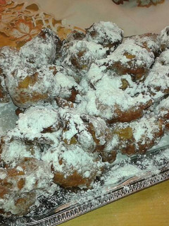 A picture of Oliebollen (dutch donuts).