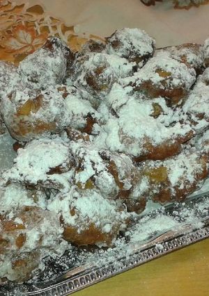 A picture of Oliebollen (dutch donuts).