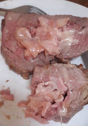 Una foto de Colita de cuadril rellena con panceta y muzarella💕👩‍🍳