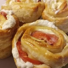 A picture of Ham, tomato and goat's cheese roses.