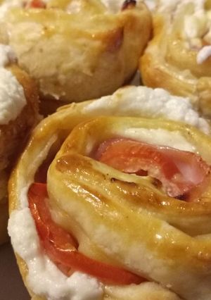 A picture of Ham, tomato and goat's cheese roses.
