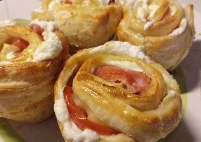 Ham, tomato and goat's cheese roses