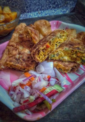 কিমাভরা মোগলাই পরোটা(keema bhora mughlai parota recipe in bengali) রেসিপির প্রধান ছবি