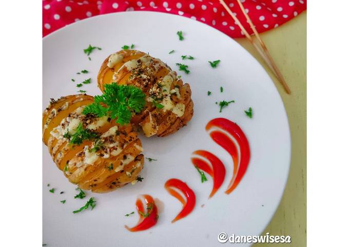 Bagaimana Menyiapkan Hasselback Potatoes yang Lezat Sekali