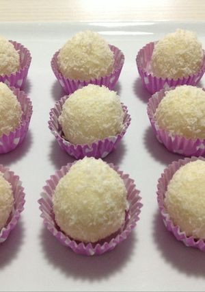 Una foto de Trufas de chocolate blanco y coco
