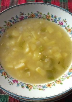 Una foto de Sopa de papa con apio y arroz ©