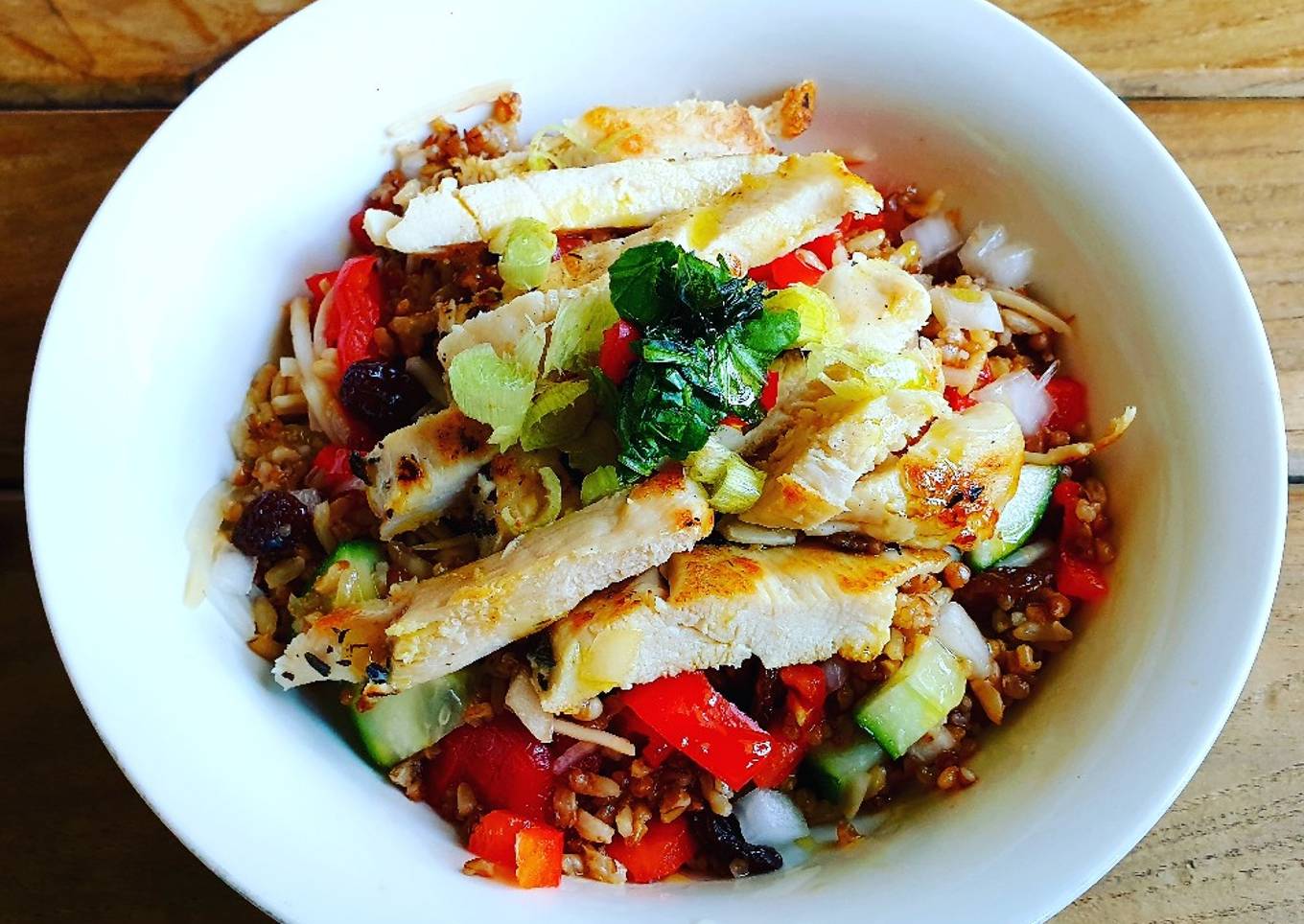 Ensalada de quinoa con pollo plancha