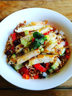 Una foto de Ensalada de quinoa con pollo plancha