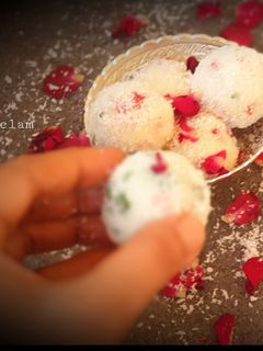 नारियल लड्डू (Nariyal laddu recipe in Hindi) रेसिपी मुख्य फोटो