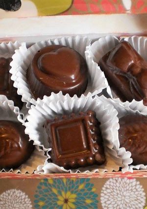 Una foto de Bombones de Chocolate Bitter con maní y dátiles