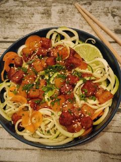 Una foto de Espaguetis de calabacín con tempeh y calabaza