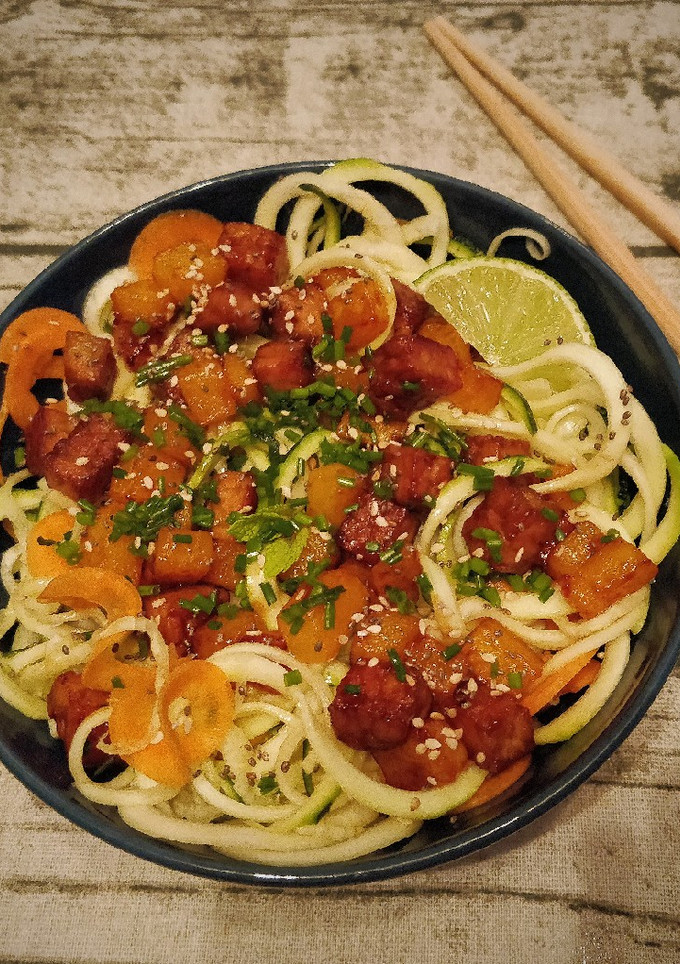 Una foto de Espaguetis de calabacín con tempeh y calabaza