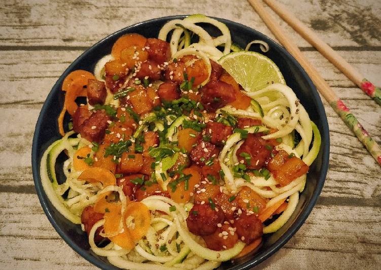 Espaguetis de calabacín con tempeh y calabaza