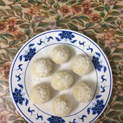 A picture of Nariyal ladoo.