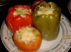 Una foto de Morrones y tomates rellenos a mi manera