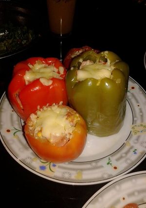Una foto de Morrones y tomates rellenos a mi manera