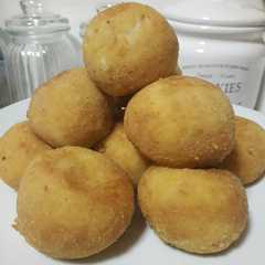 Una foto de Croquetas de arroz, lomito y muzzarella