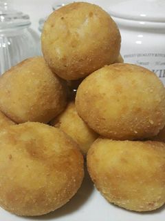 Una foto de Croquetas de arroz, lomito y muzzarella