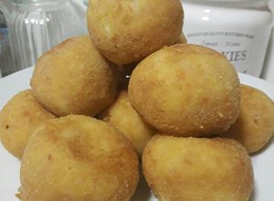 Una foto de Croquetas de arroz, lomito y muzzarella