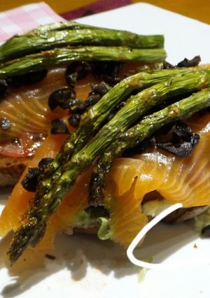 Foto principal de Tostas de salmón y espárragos trigueros