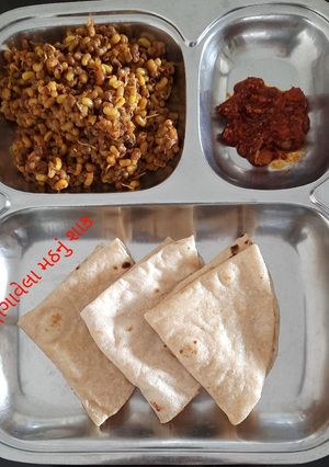 ફણગાવેલા મઠનું શાક(Sprouted moth sabji recipe in Gujarati) રેસીપી મુખ્ય ફોટો