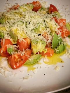 Una foto de Tomate trinchado con queso de trufa negra