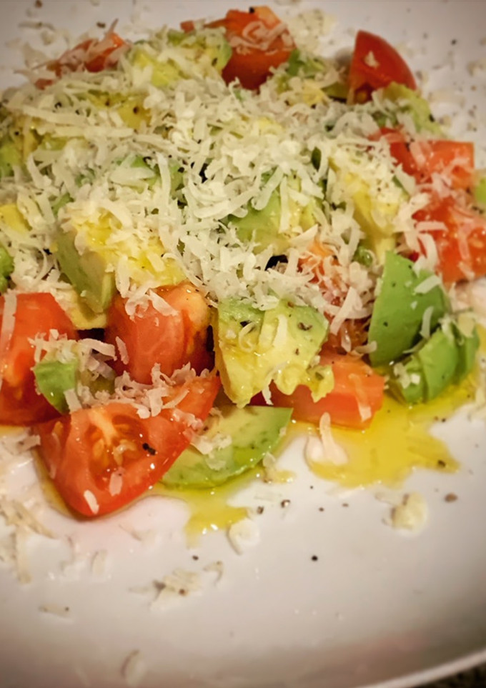 Una foto de Tomate trinchado con queso de trufa negra