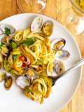 Spaghetti con vongole e fiori di zucca