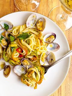Foto di Spaghetti con vongole e fiori di zucca