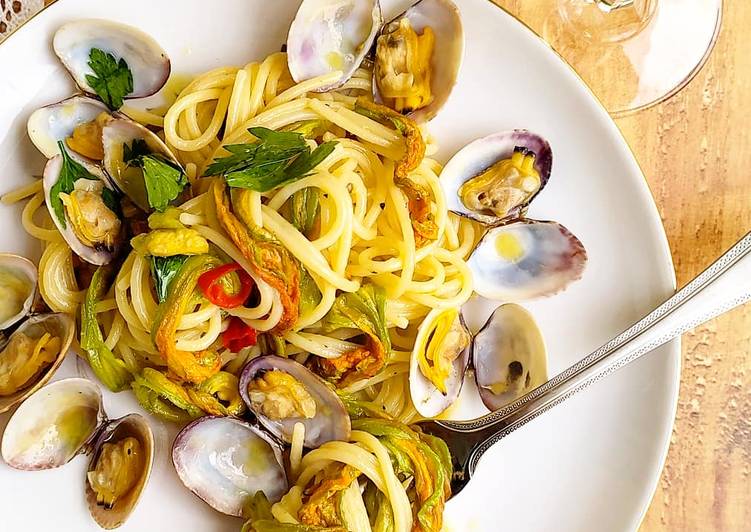 Recipe of Award-winning Spaghetti con vongole e fiori di zucca