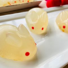 A picture of Crystal Bunny Yuzu Mooncake (金柚玉兔月餅).