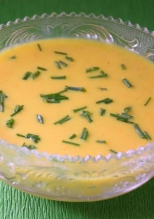Une photo de Soupe froide de courgettes jaunes au citron confit et curcuma (IG bas)
