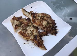 Une photo de Ailes de raie citron romarin et épices