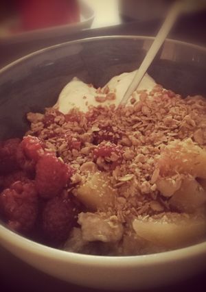 Une photo de Compote pommes, bananes + framboises et fromage blanc